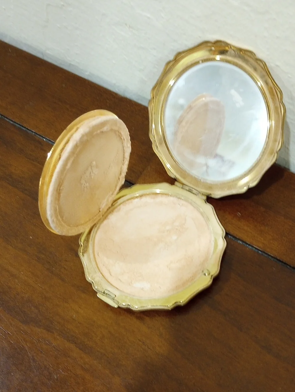 Stratton England Sweet Pea White Floral Powder Compact - Vintage!
